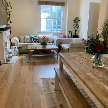 Private King Room With Huge En-Suite In Shared House In Marylebone